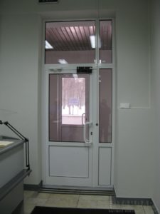 Белая входная алюминиевая дверь